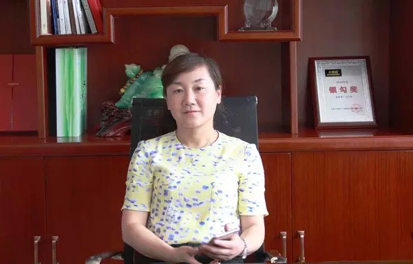 20萬(wàn)年薪招聘店經(jīng)理，小拇指這個(gè)美女老板太任性