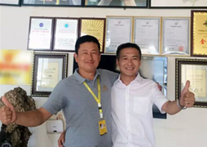 這倆“把兄弟”說要買塊地，再開家小拇指