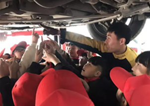 小拇指門店吸引的不止是車主，還有他們