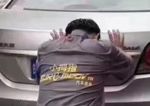 風(fēng)雨同行路，小拇指人最帥背影指南