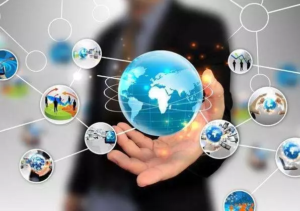 一年前他把快修店做成了洗車店，一年后他加盟小拇指