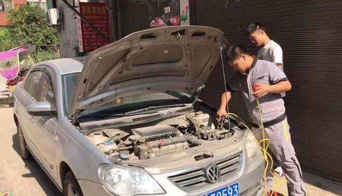 【今夏你最“熱”】為服務(wù)車主，小拇指技師竟甘愿去做這些事！