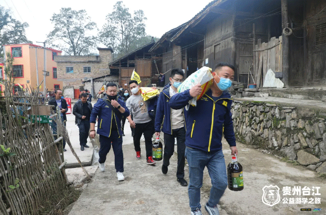 冷秋送溫暖，關(guān)愛貧困村-——小拇指“金勾俱樂部貴州臺(tái)江公益游學(xué)之旅”結(jié)束行程_08.gif