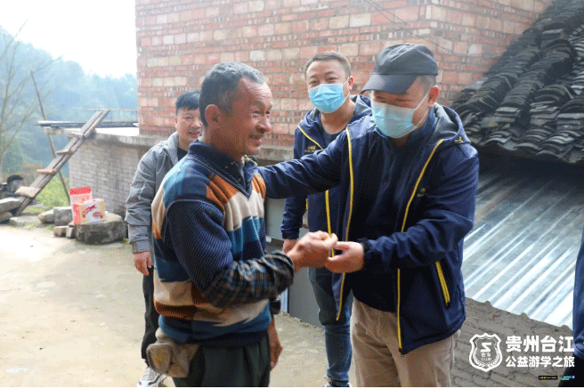 冷秋送溫暖，關(guān)愛貧困村-——小拇指“金勾俱樂部貴州臺(tái)江公益游學(xué)之旅”結(jié)束行程_20.gif
