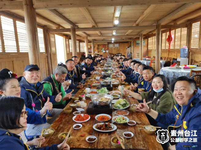 冷秋送溫暖，關(guān)愛貧困村-——小拇指“金勾俱樂部貴州臺(tái)江公益游學(xué)之旅”結(jié)束行程_38.gif